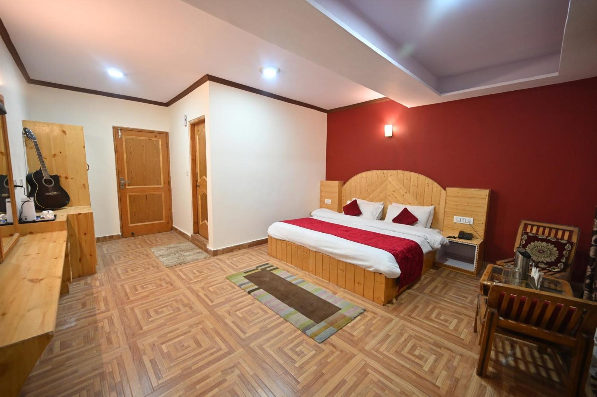 Krishana Cottage A Pure Veg !!!300 M From Hadimba Temple!!!Balcony Rooms!!!Veg Restaurant!!!Couple Friendly!!!Family Cottage!!! Manāli Exterior foto