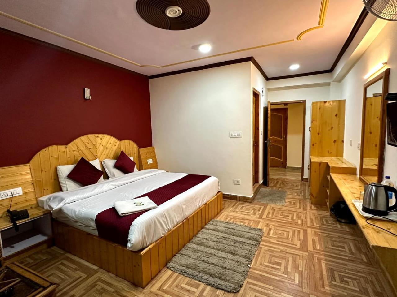 Krishana Cottage A Pure Veg !!!300 M From Hadimba Temple!!!Balcony Rooms!!!Veg Restaurant!!!Couple Friendly!!!Family Cottage!!! Manāli Zimmer foto
