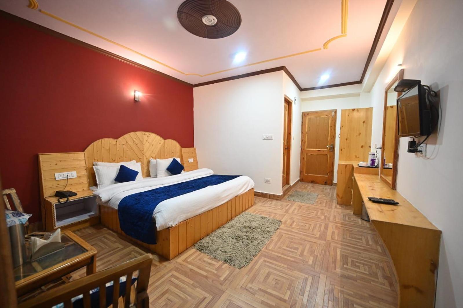 Krishana Cottage A Pure Veg !!!300 M From Hadimba Temple!!!Balcony Rooms!!!Veg Restaurant!!!Couple Friendly!!!Family Cottage!!! Manāli Zimmer foto